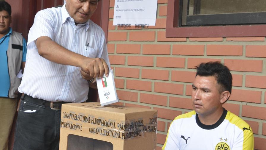 El No a la reelección de Evo Morales ganó por 51 % en Bolivia, según sondeos