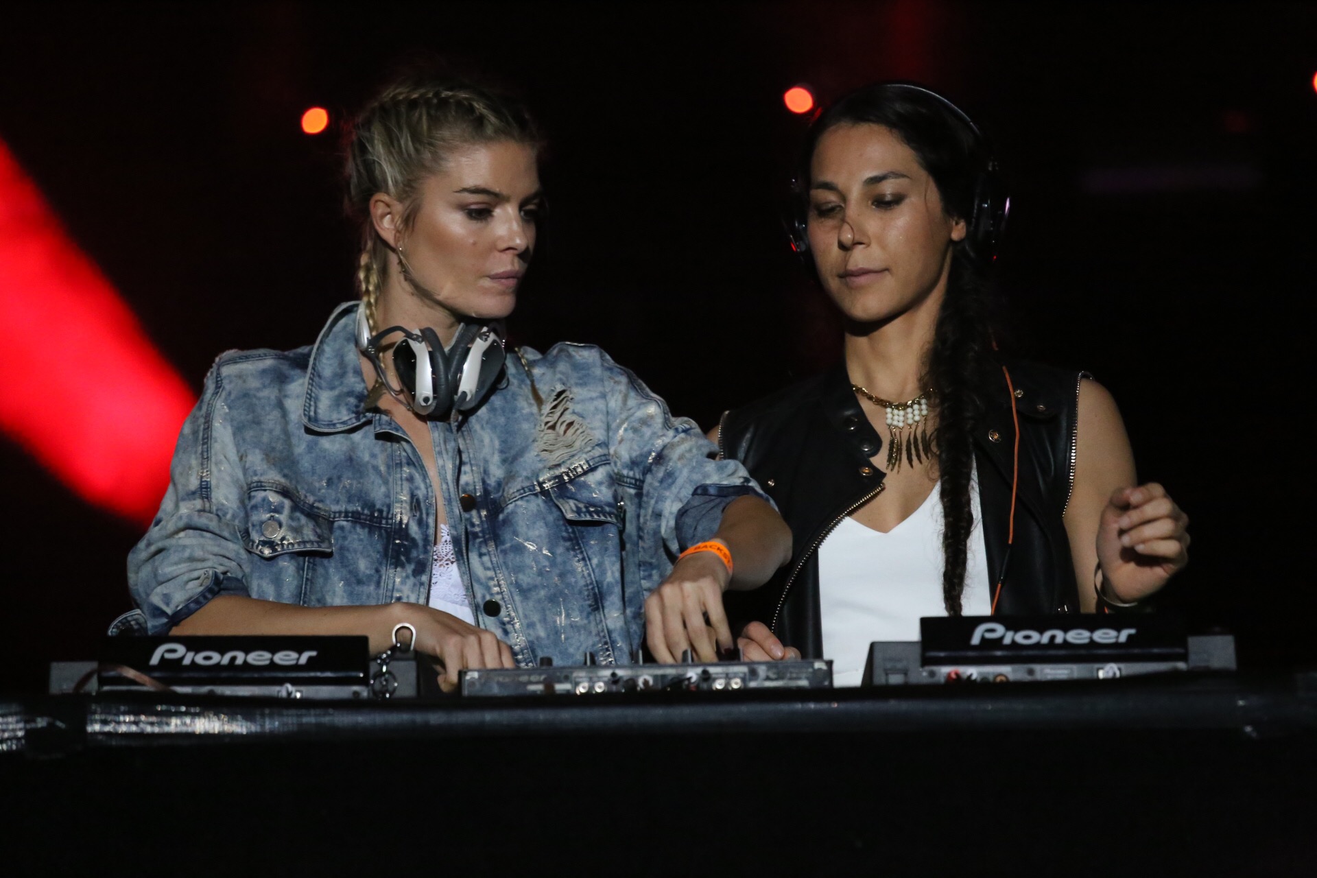 Crush Djs, dos jóvenes españolas nuevas en el evento.