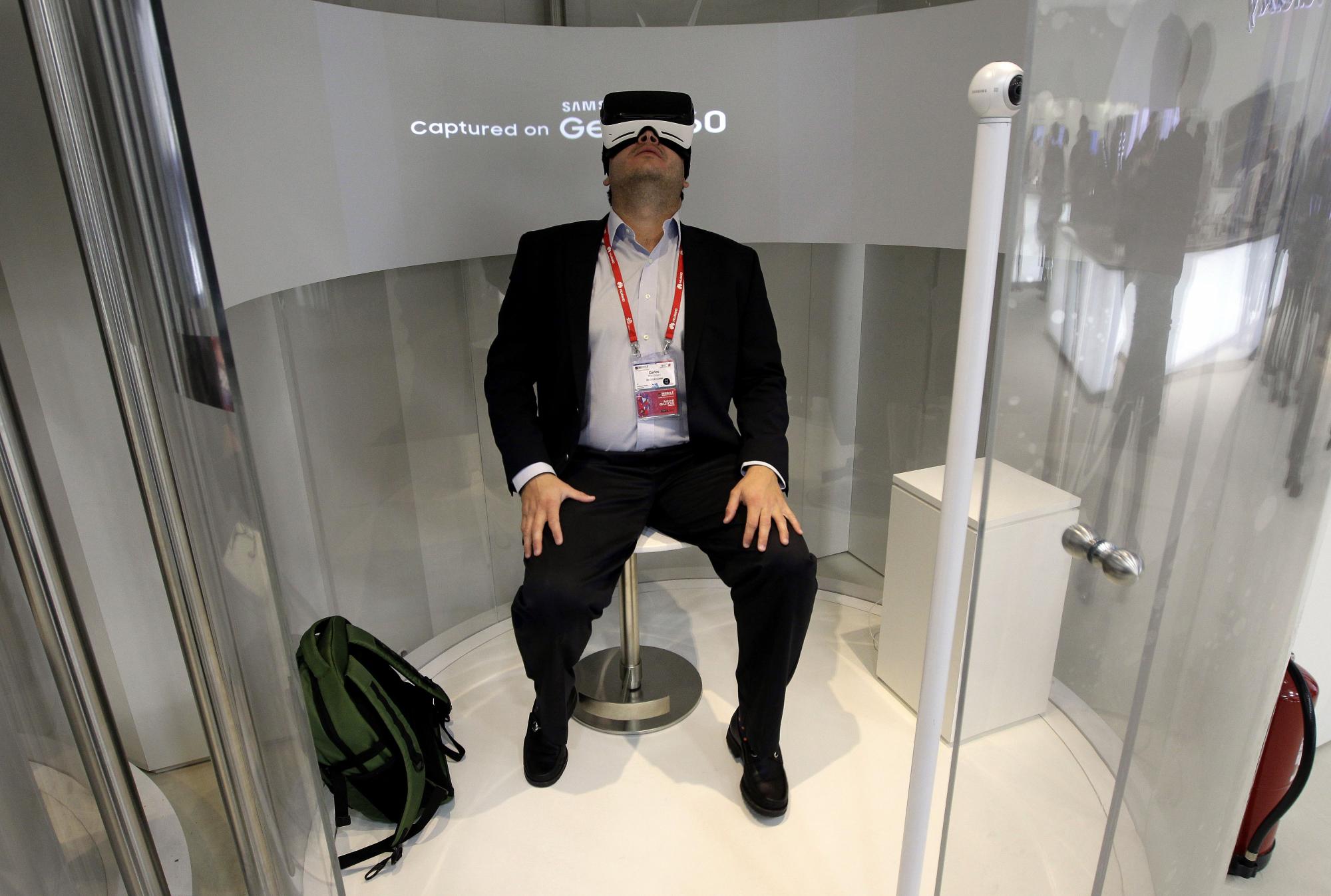 BARCELONA. Un visitante prueba las Samsung Gear VR, unas gafas de realidad virtual, durante el Congreso Mundial de Móviles que se celebra.