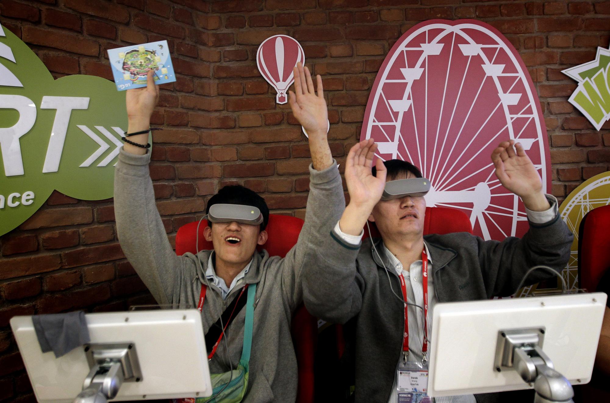 BARCELONA. Dos visitantes prueban las LG 360 VR, unas gafas de realidad virtual, durante el Congreso Mundial de Móviles.