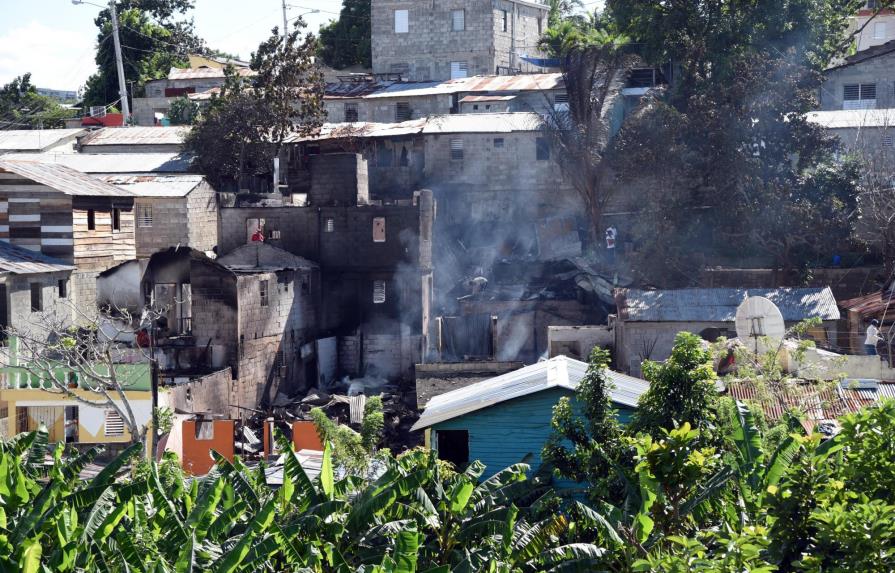 Un incendio destruye 18 casas en Santiago, no hay lesionados 