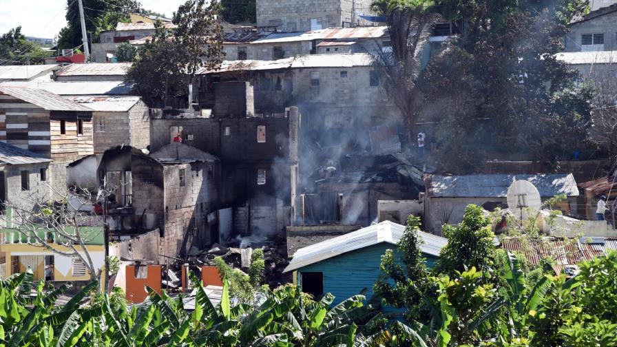 Un incendio destruye 18 casas en Santiago, no hay lesionados 