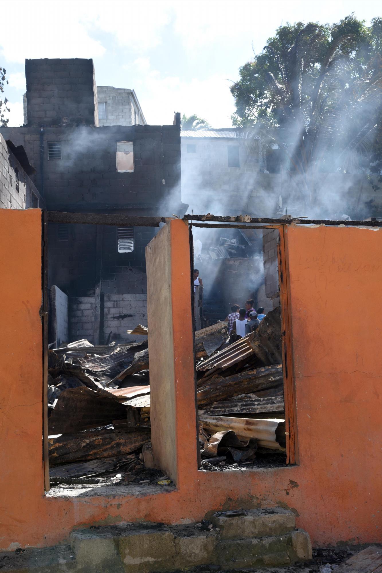 Fuegos destruye varias casa en el sector de Nibaje en Santiago.