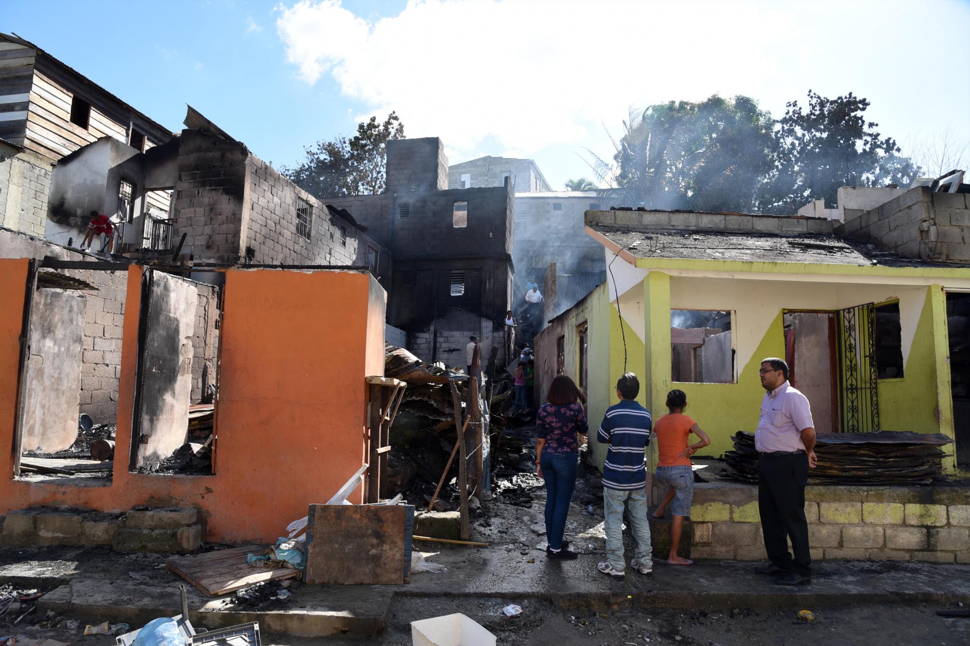 Fuegos destruye varias casa en el sector de Nibaje en Santiago.