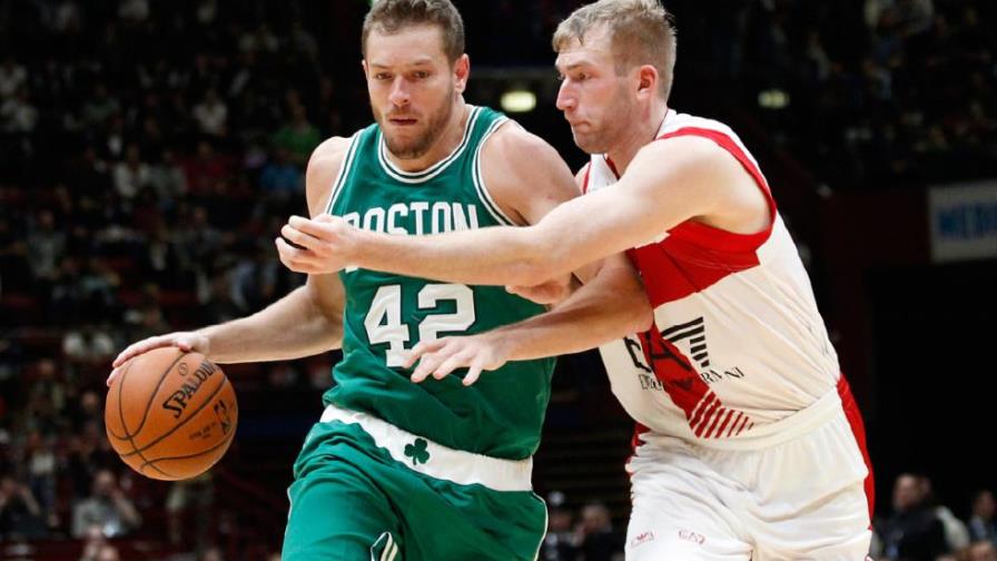 Los Mavericks fichan a David Lee como agente libre por el resto de temporada