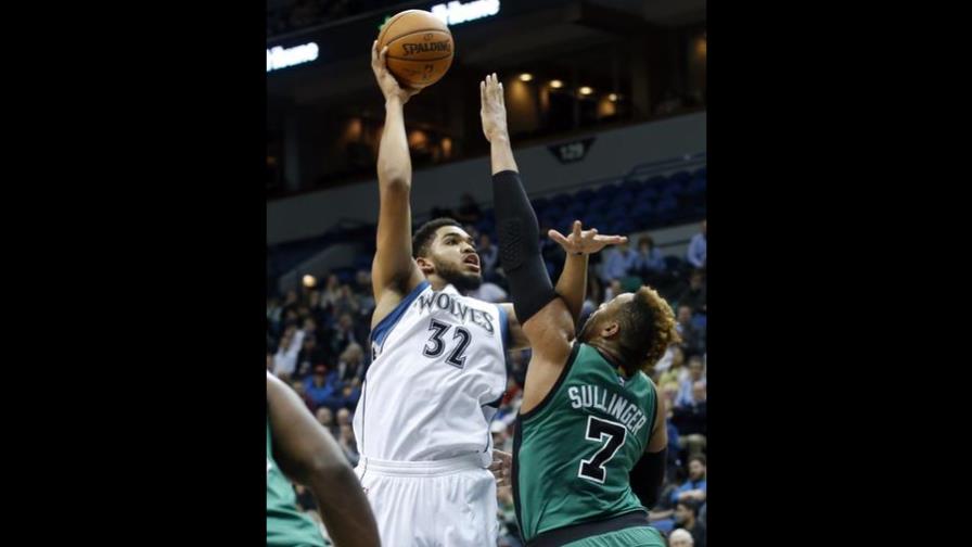 Karl-Anthony Towns imponente ante Boston; 28 puntos y 13 rebotes Karl-Anthony Towns imponente ante Boston; 28 puntos y 13 rebotes