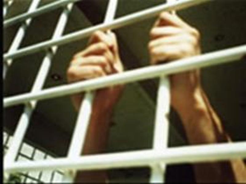 Imponen prisión preventiva a ocho hombres por presunta comercialización sexual