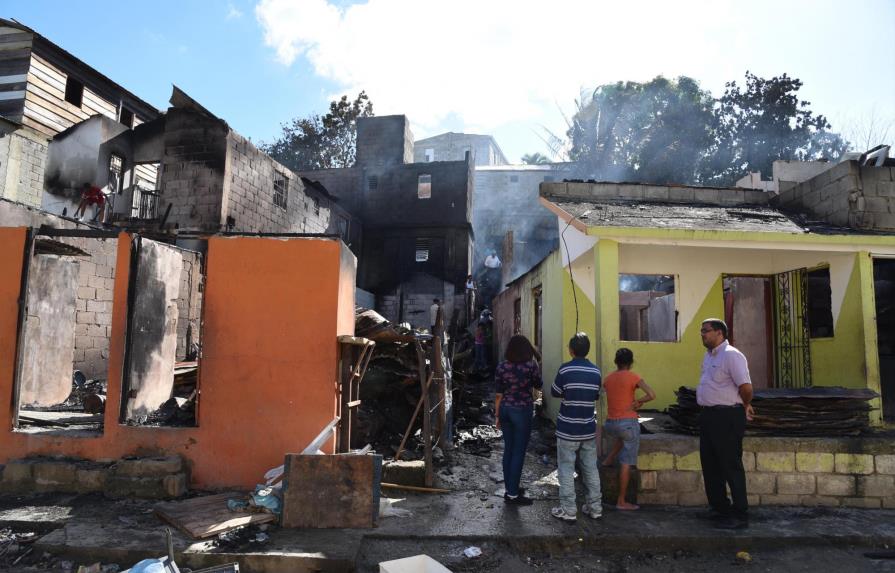 Familias de Santiago afectadas por un incendio reclaman ayuda del Gobierno
