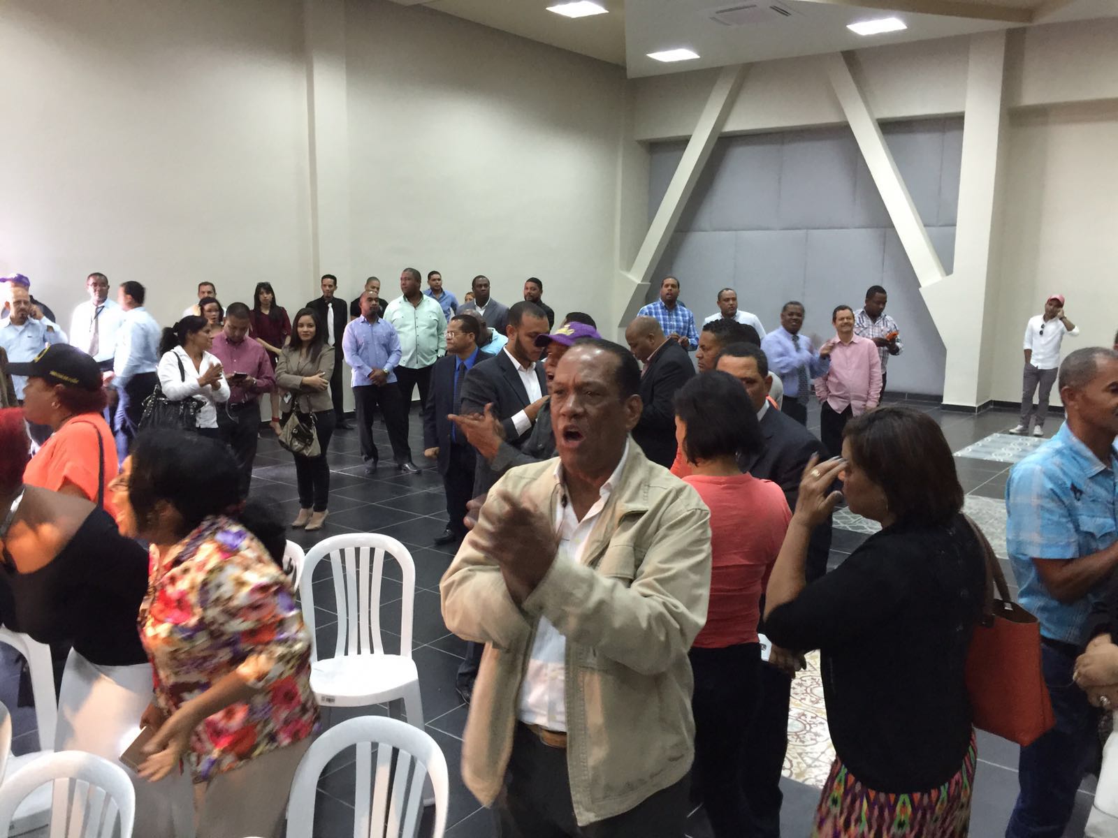 Seguidores de Alfredo Martínez gritan a la Comisión Nacional Electoral del PLD.