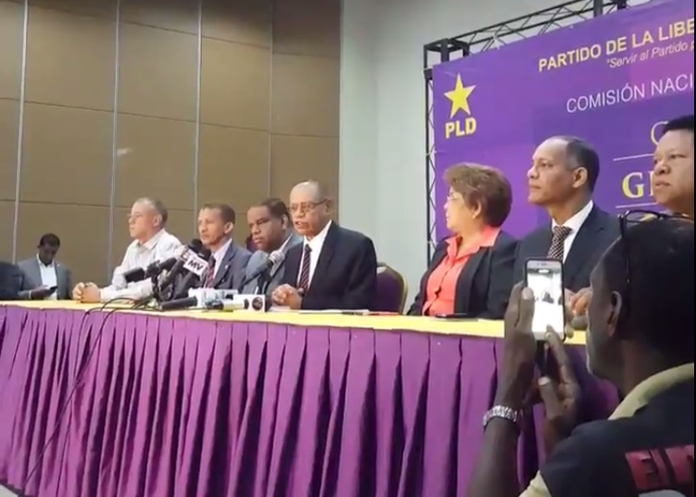 La Comisión Nacional Electoral, que encabeza Lidio Cadet, durante la rueda de prensa de este martes, que fue interrumpida por seguidores de Alfredo Martínez.