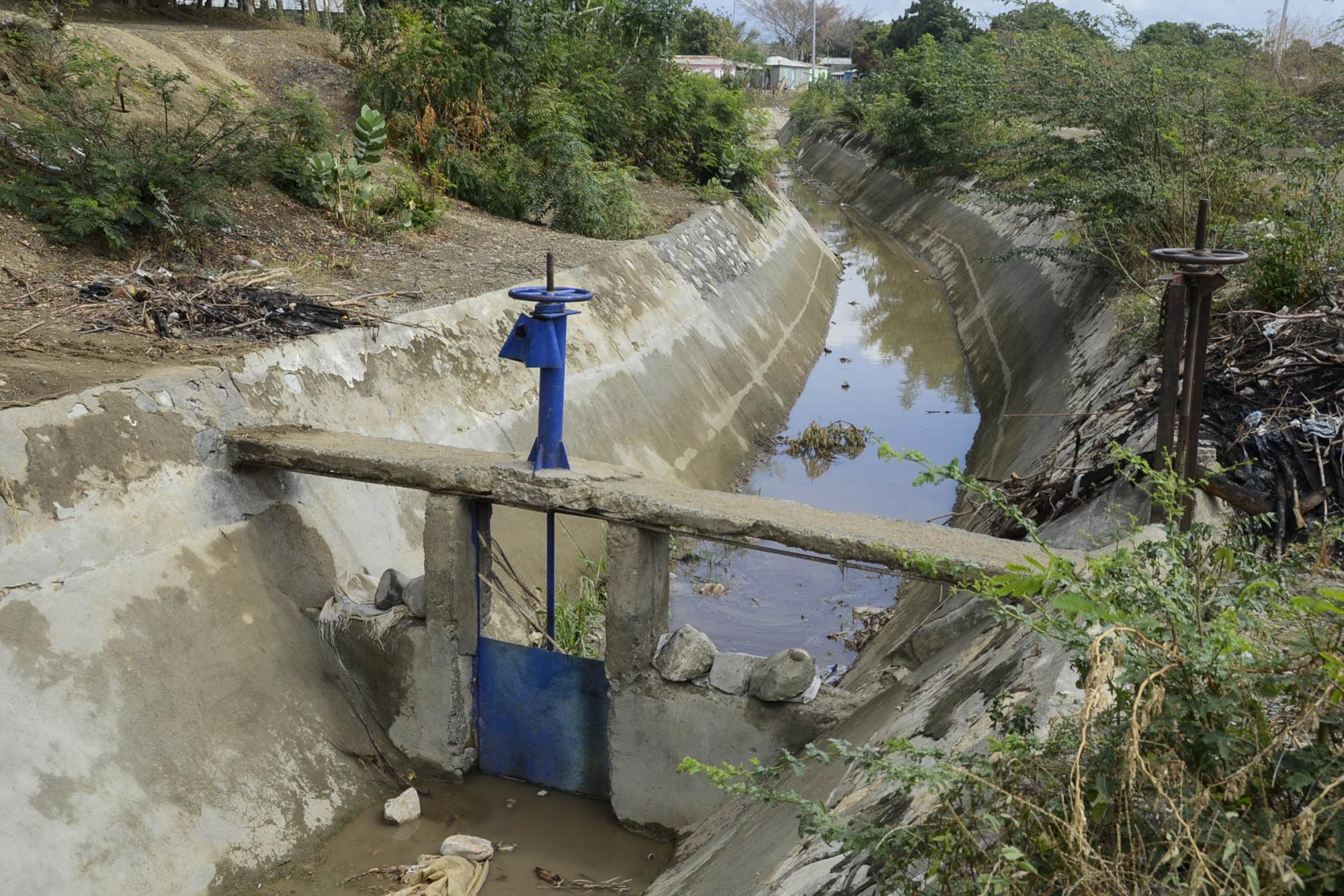 Una compuerta del canal Marcos A. Cabral. 