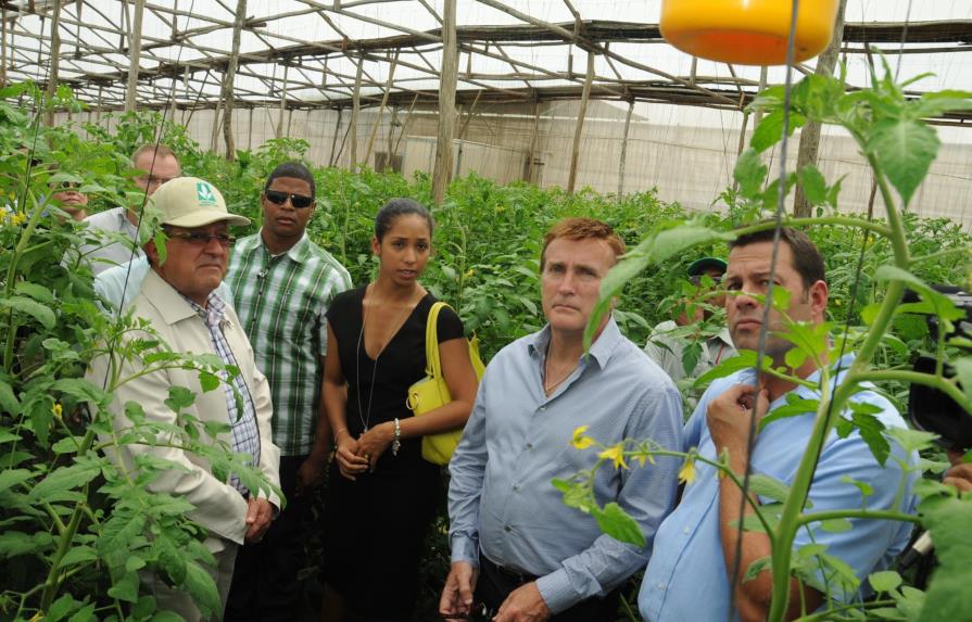 Delegación de Estados Unidos supervisa producción vegetales de invernaderos