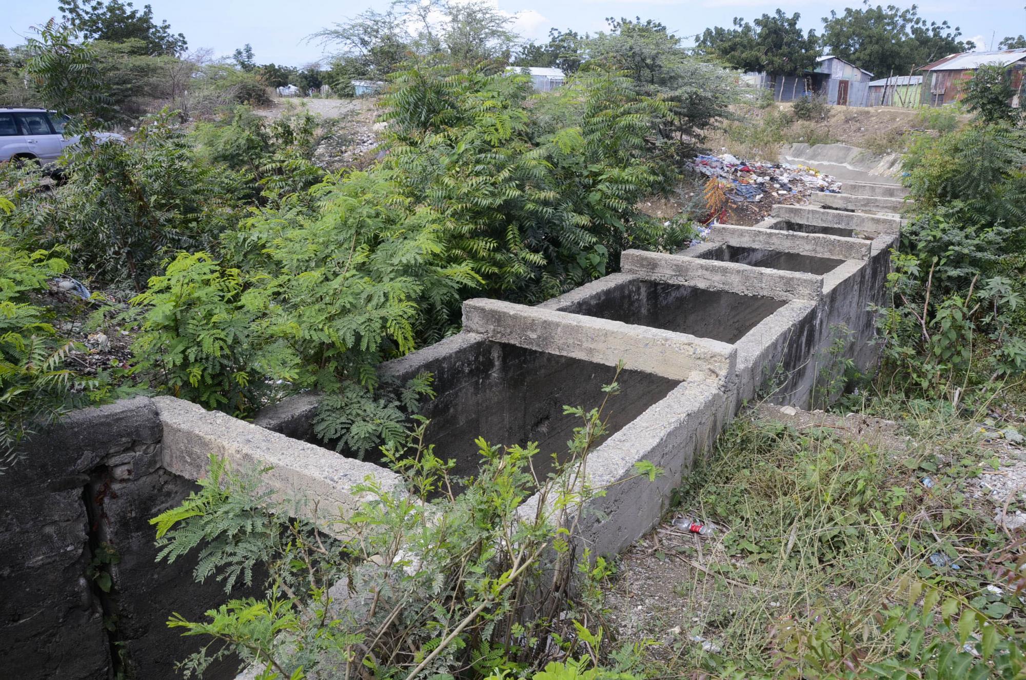 Un tramo del canal Marcos A. Cabral lleno de maleza y basura.