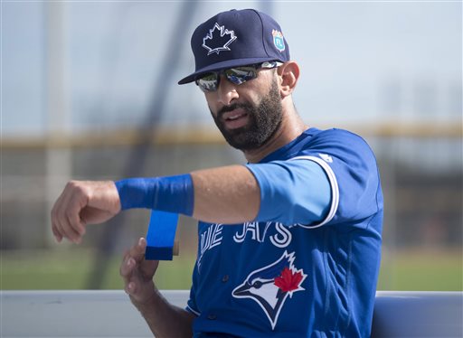 José Bautista se coloca protección en su antebrazo previo a un entrenamiento.