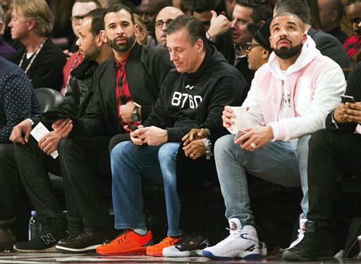 El rapero Drake, derecha, y José Bautista, tercero desde la derecha, observan la competencia de habilidades del NBA All Star Weekendel 13 de febrero en Toronto.