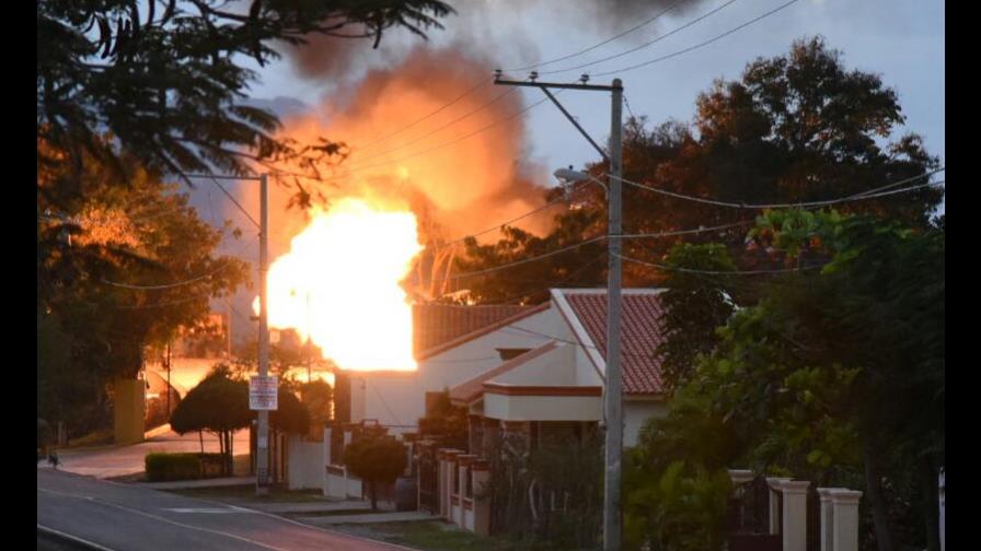 Fuego afecta una planta de gas en San José de las Matas, Santiago