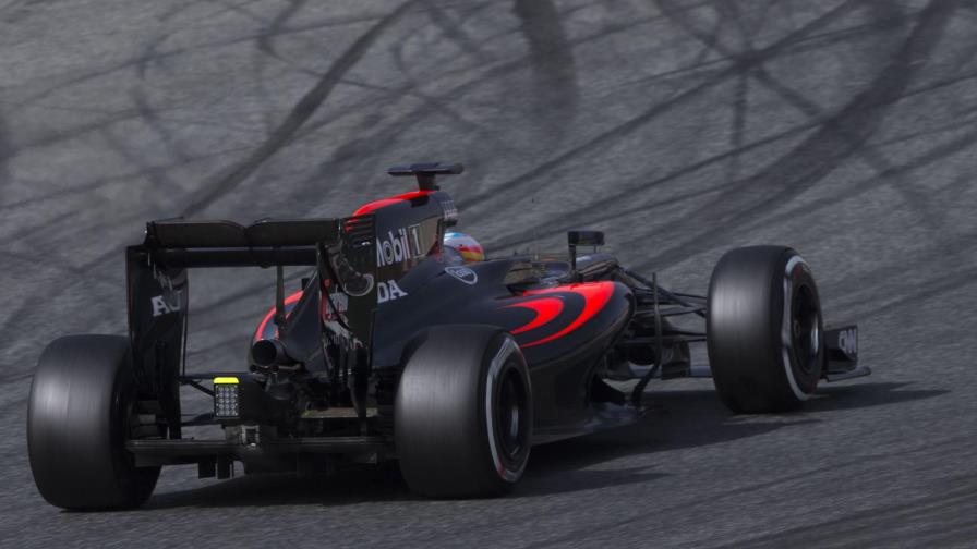 Fernando Alonso se pasó la matinal en el taller luego de tres vueltas Fernando Alonso se pasó la matinal en el taller luego de tres vueltas