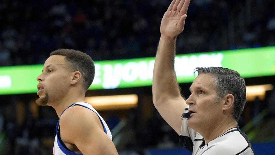 Video: El incontenible Curry establece un récord en triples; se la pone difícil a los tiradores