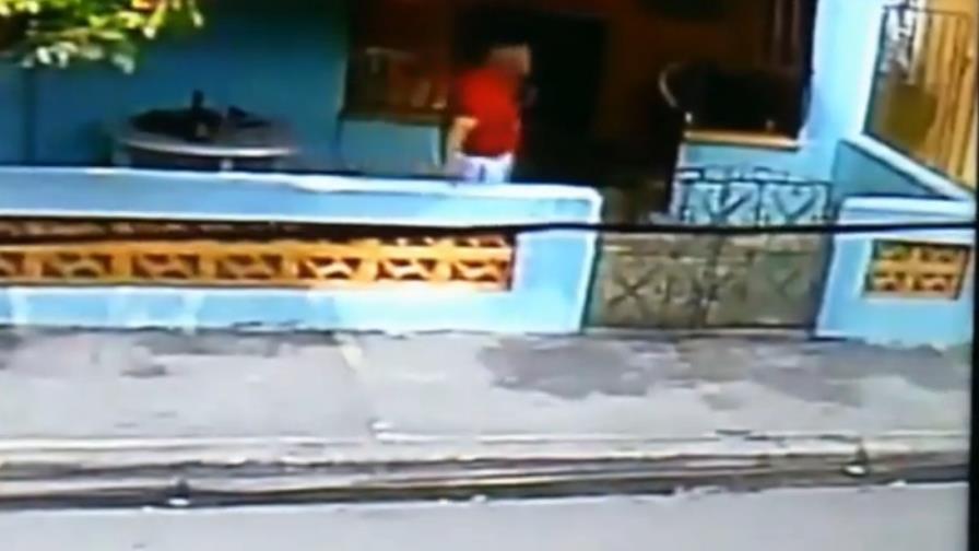 Policía cree que delincuentes que asaltaron a ex oficial tenían intención de matarle