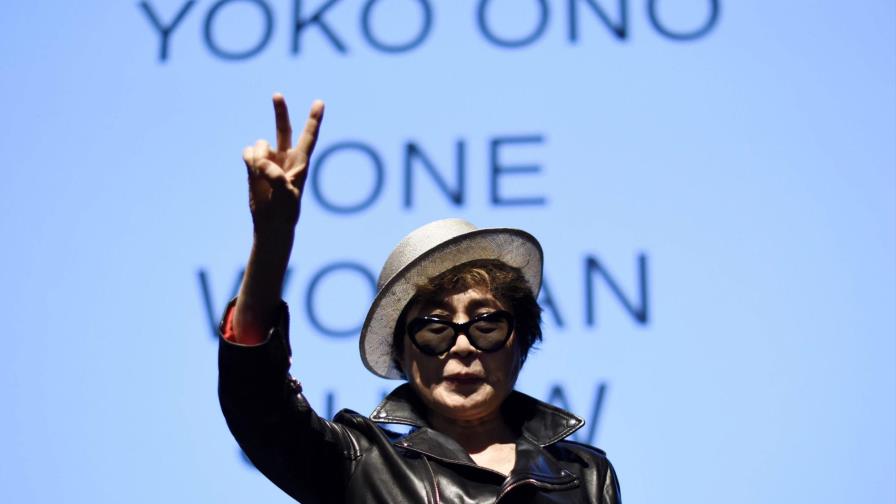 Yoko Ono, la viuda de John Lennon hospitalizada por síntomas de gripe y deshidratación 
