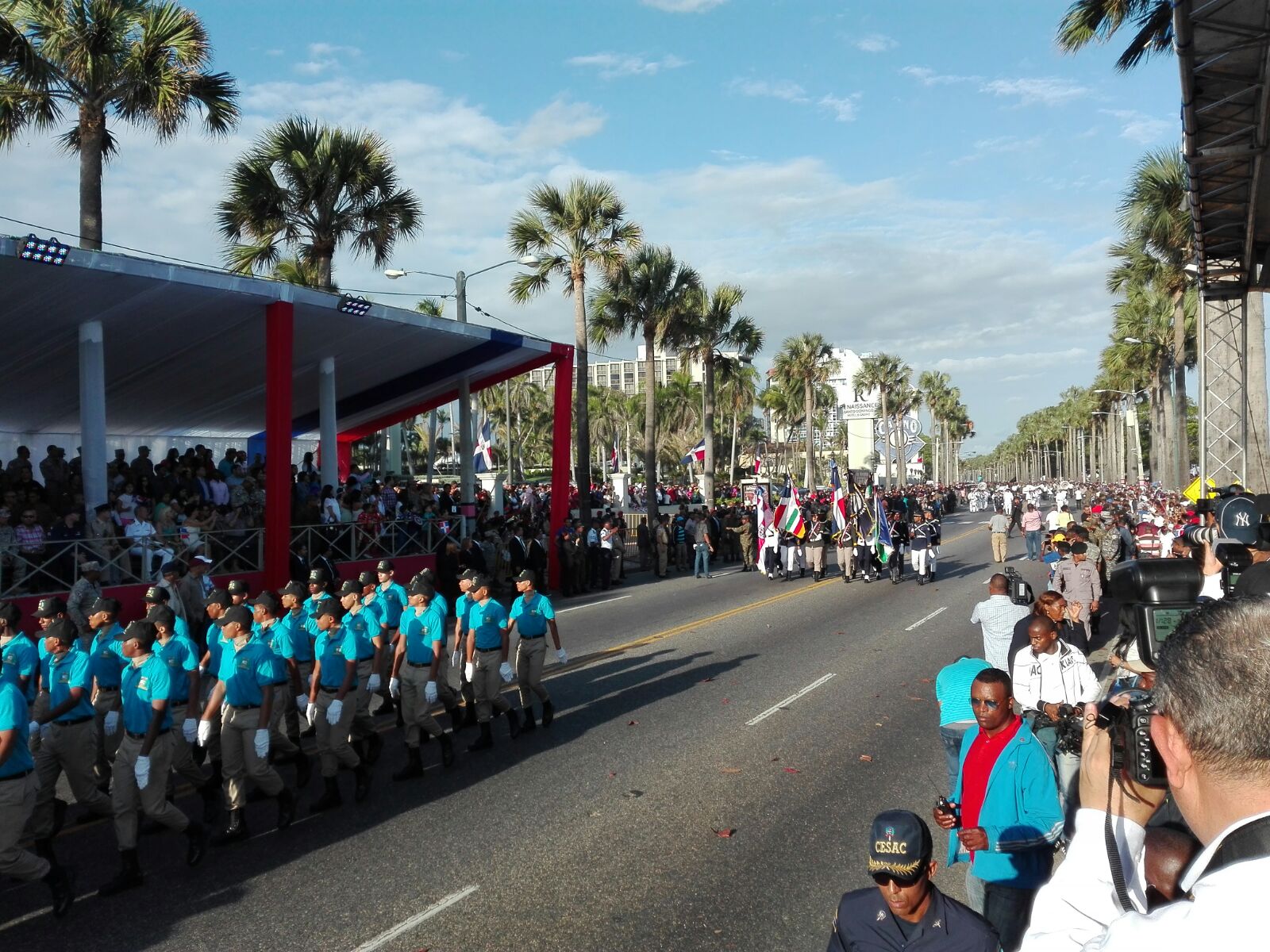 Las autoridades observan el desfile desde el palco oficial.