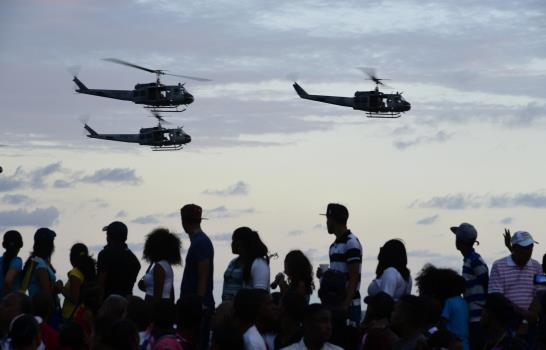Con masiva asistencia se celebró el desfile militar en el Malecón 