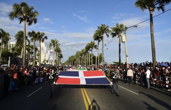 Con masiva asistencia se celebró el desfile militar en el Malecón 