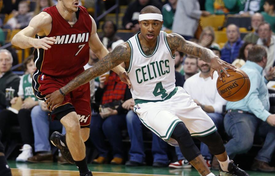 Celtics vencen al Heat para décima victoria seguida en casa 