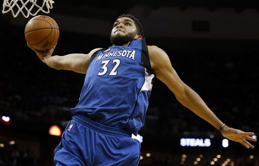 Con 30 puntos Karl-Anthony Towns guía victoria Timberwolves; Stephen Curry encestó a 30 pies