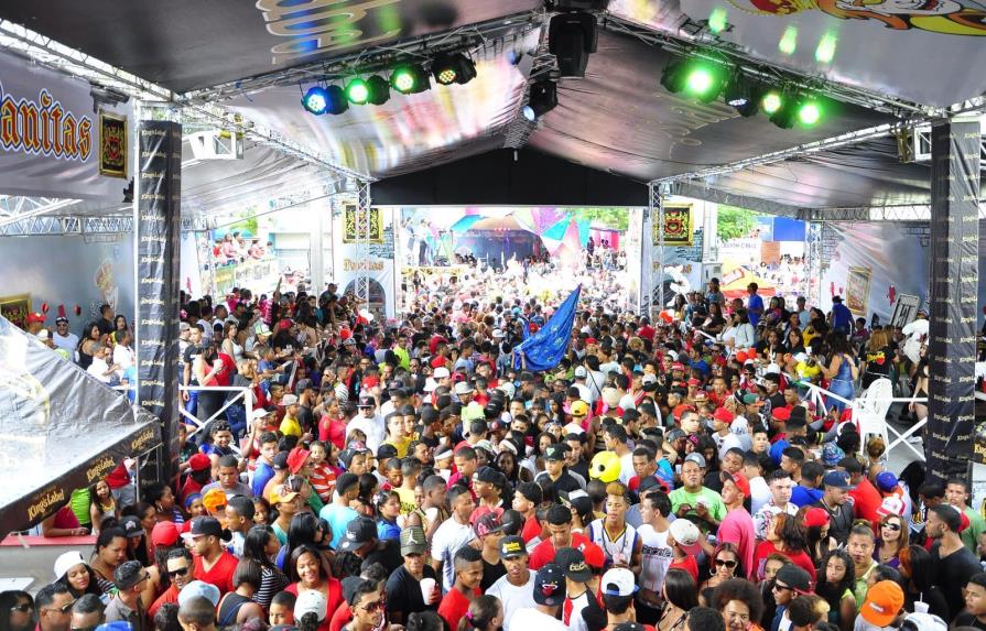 Cientos de capitaleños se trasladan a La Vega para el cierre del carnaval