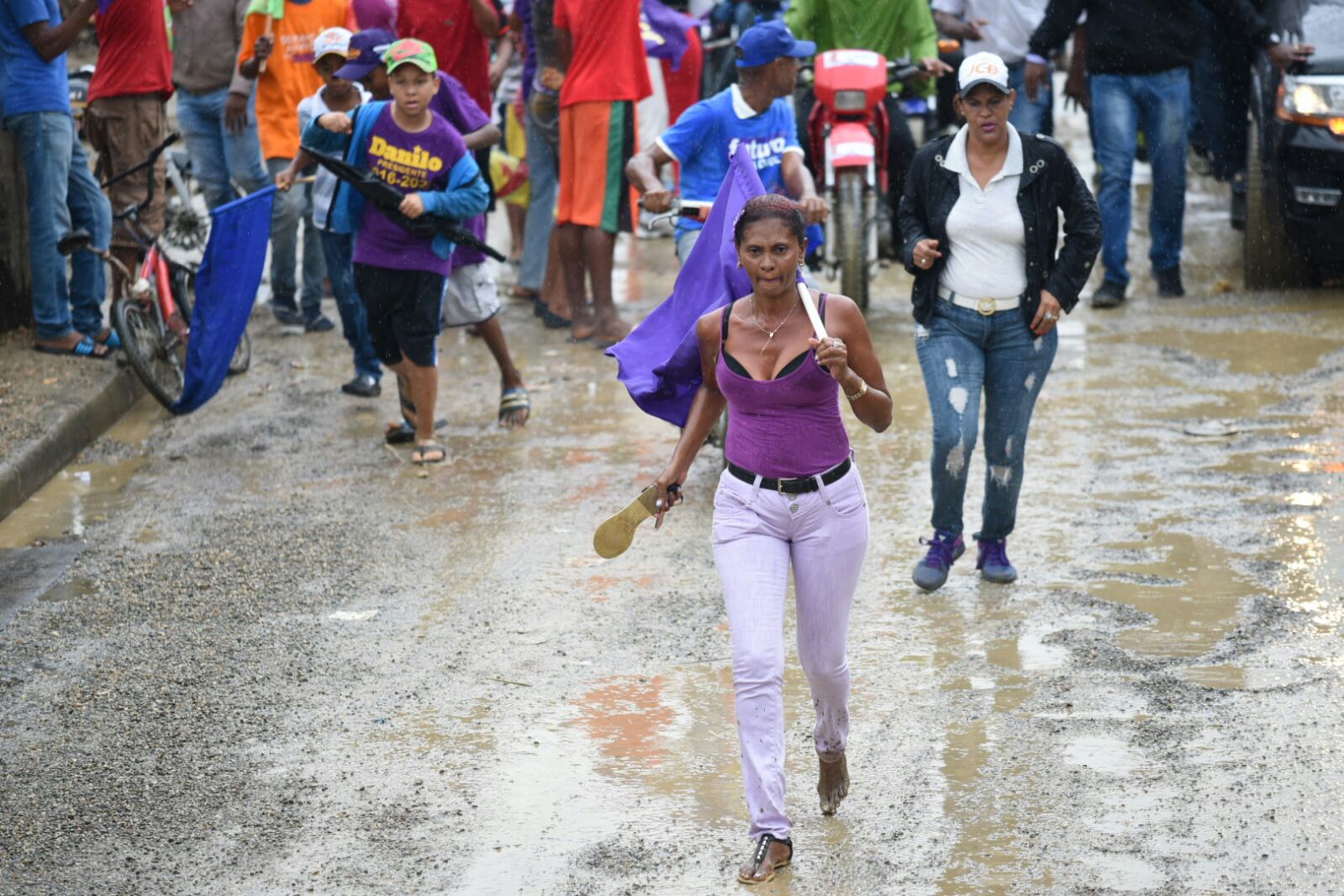 La gente salió a apoyar al candidato a pesar de la lluvia.