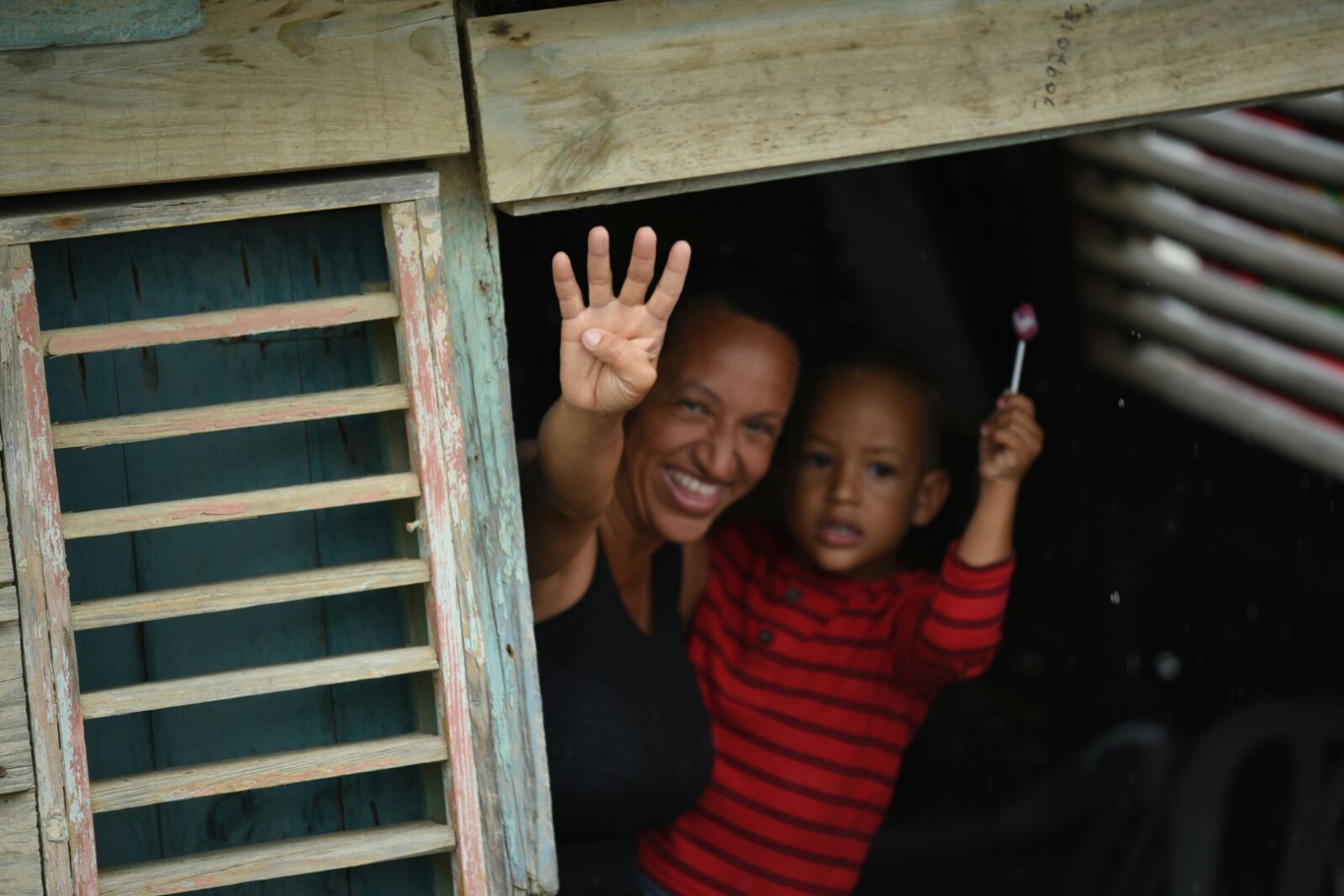 Simpatizantes apoyan la caravana.