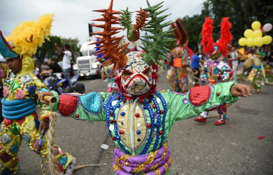 Millares de personas disfrutan cierre de carnavales de La Vega y Santiago