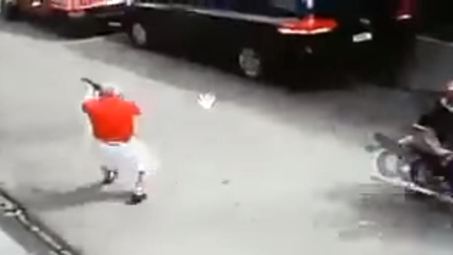 Fiscalía dice general retirado mató a asaltante cuando estaba detenido por dos policías Fiscalía dice general retirado mató a asaltante cuando estaba detenido por dos policías