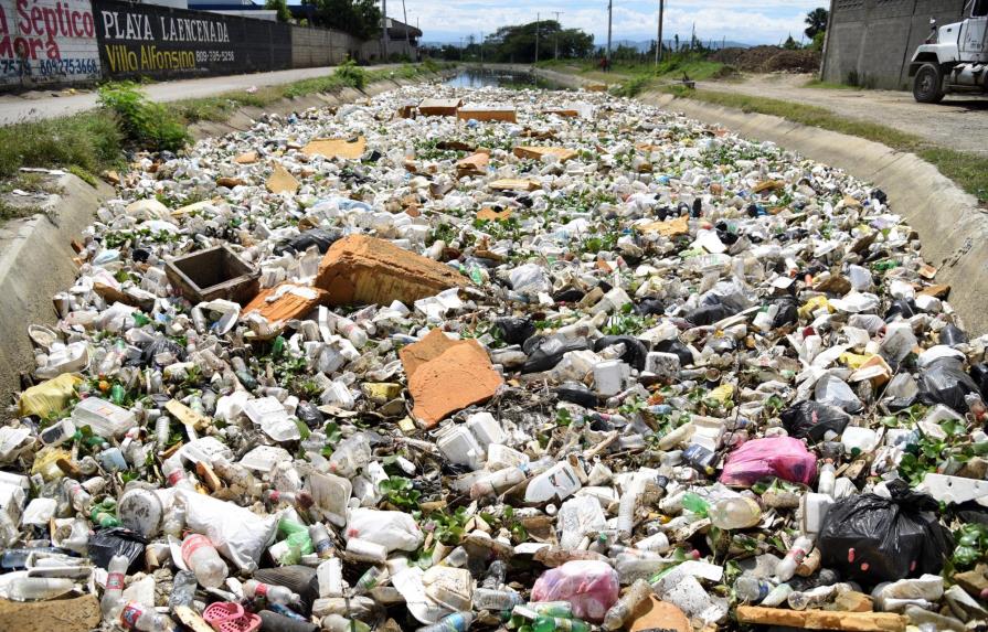 El destruido canal Ulises Francisco Espaillat también está lleno de basura