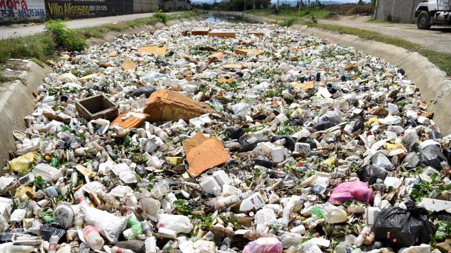 El destruido canal Ulises Francisco Espaillat también está lleno de basura
