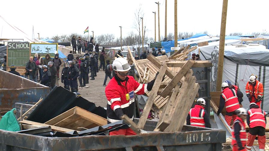 Comienzan a desmantelar campamento de migrantes en Francia Comienzan a desmantelar campamento de migrantes en Francia
