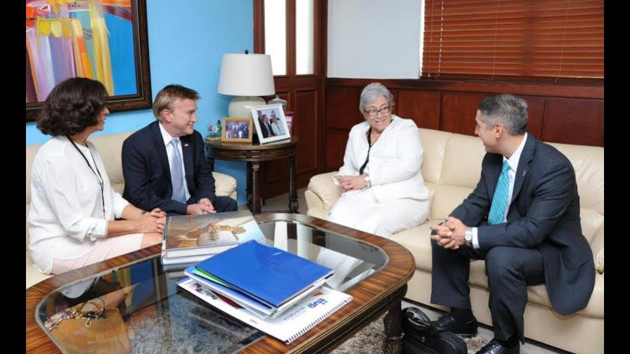 El embajador Brewster y la ministra Guzmán Marcelino tratan plan contra el zika El embajador Brewster y la ministra Guzmán Marcelino tratan plan contra el zika