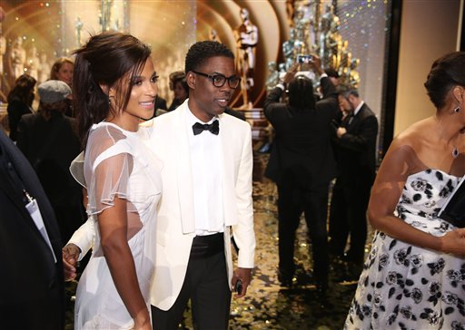 Megalyn Echikunwoke, izquierda, y Chris Rock en los Premios Oscar. La lista de nominados compuesta sólo de actores caucásicos llevó a críticas generalizadas en las semanas previas al programa del domingo por la noche y al movimiento del hashtag OscarsSoWhite. 