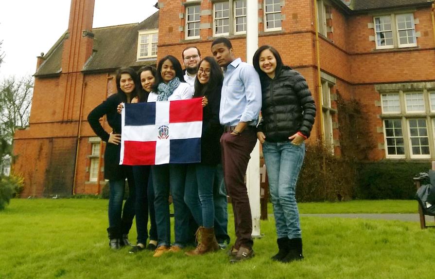 Estudiantes logran izar la bandera dominicana en universidad de Londres