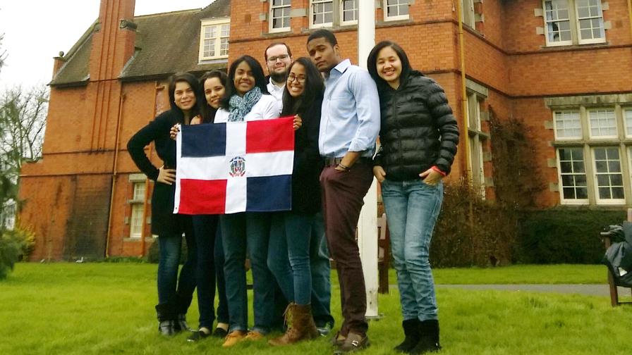 Estudiantes logran izar la bandera dominicana en universidad de Londres