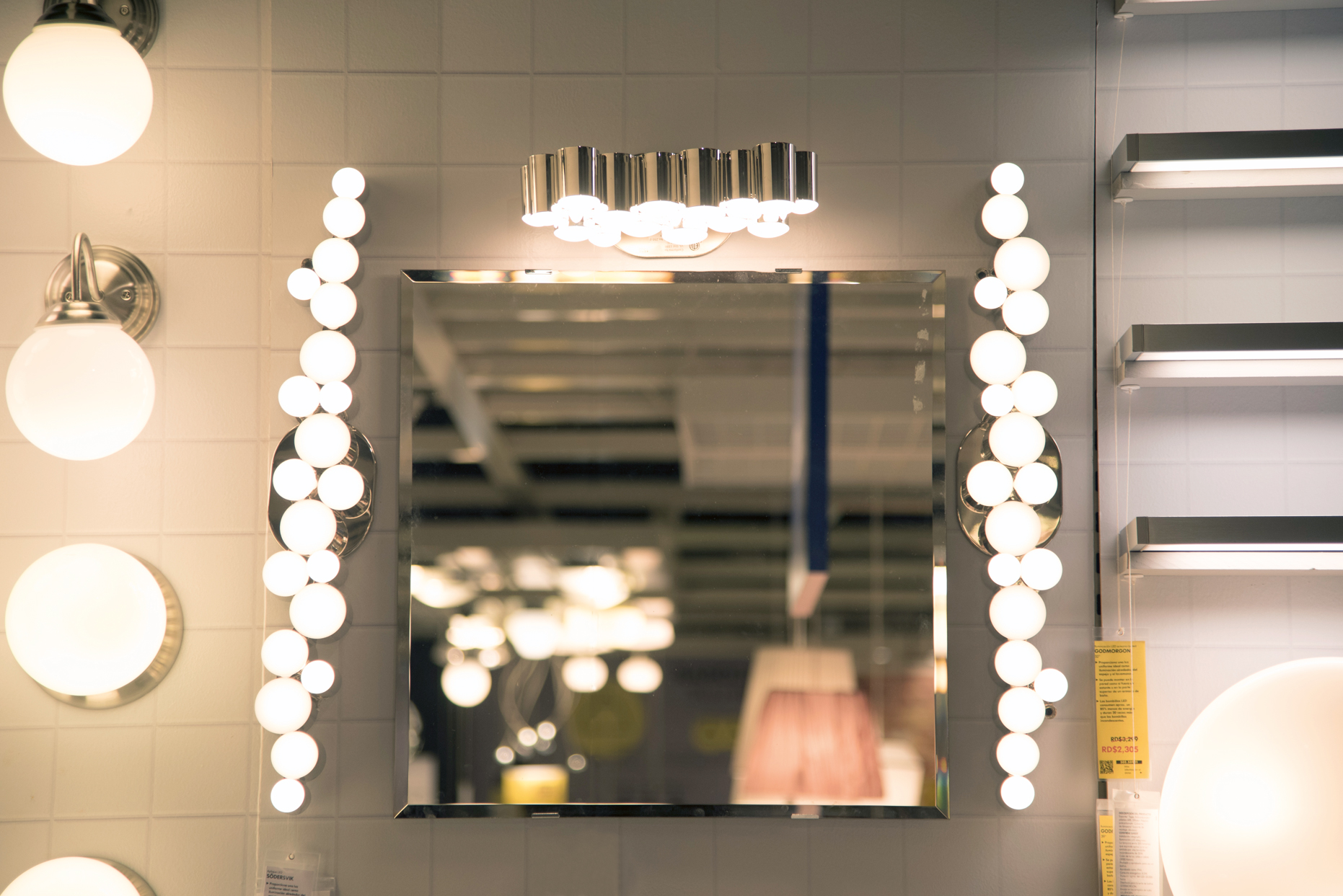Lámparas tipo camerino para el baño. Ikea, RD$3,699 cada fila