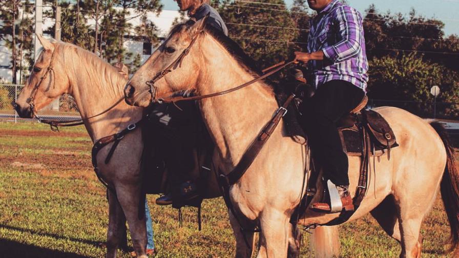  Céspedes llega a entrenamientos montado en caballo