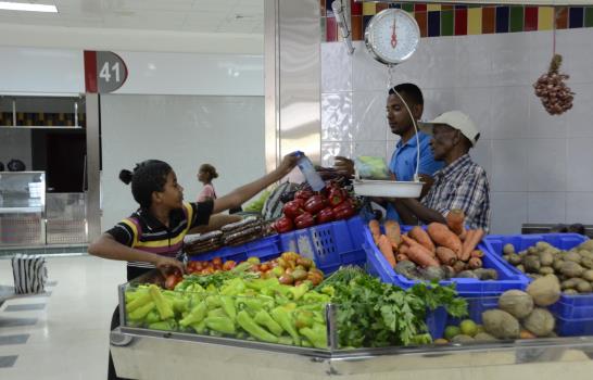 En el mercado de Cristo Rey exigen extender el horario de venta al público