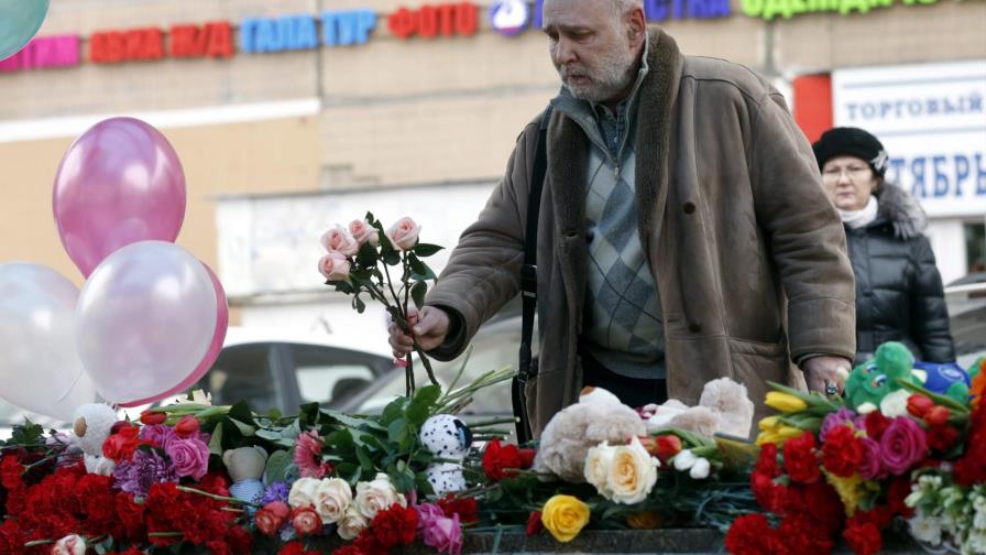 Los moscovitas llevan flores y juguetes en recuerdo de la niña decapitada