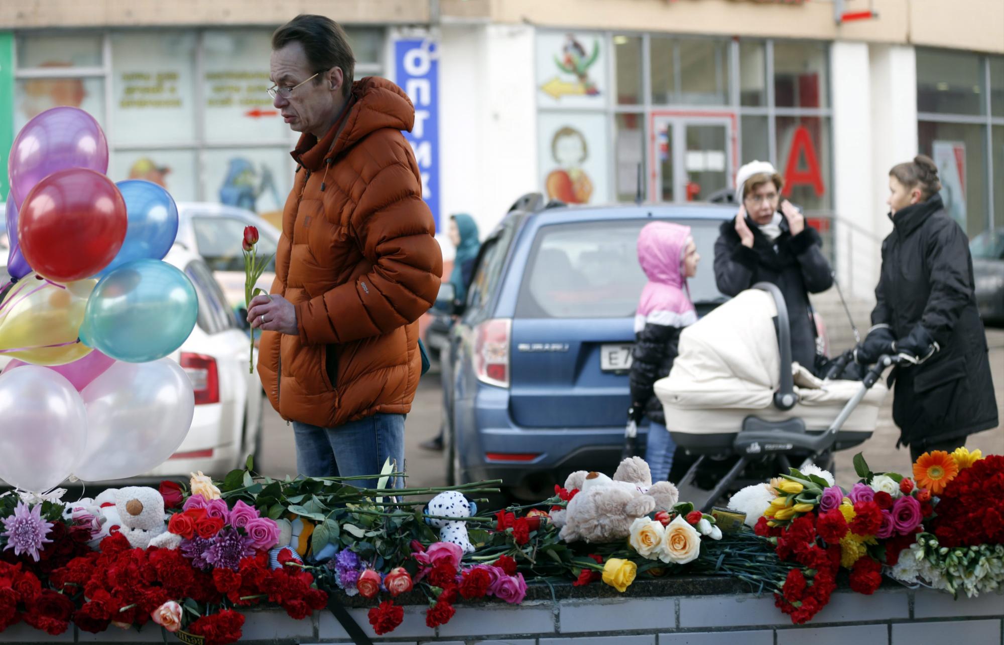 Flores y juguetes depositados en la entrada de la estación de metro de Oktiabrskoye Pole donde una mujer fue detenida ayer tras pasear con la cabeza decapitada de una niña de cuatro año. 