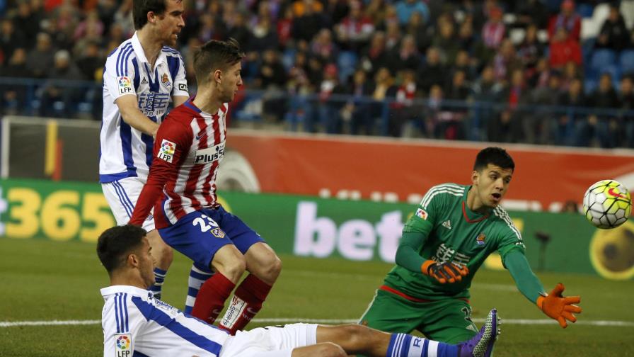 Atlético golea a Real Sociedad y sigue a tiro del Barsa 