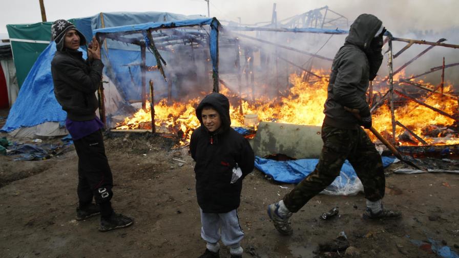 Acusan a Francia de brutalidad por desalojo en Calais 