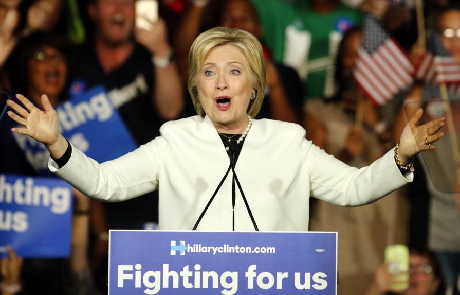 Clinton celebra ventaja sobre Sanders y critica campaña divisoria republicana