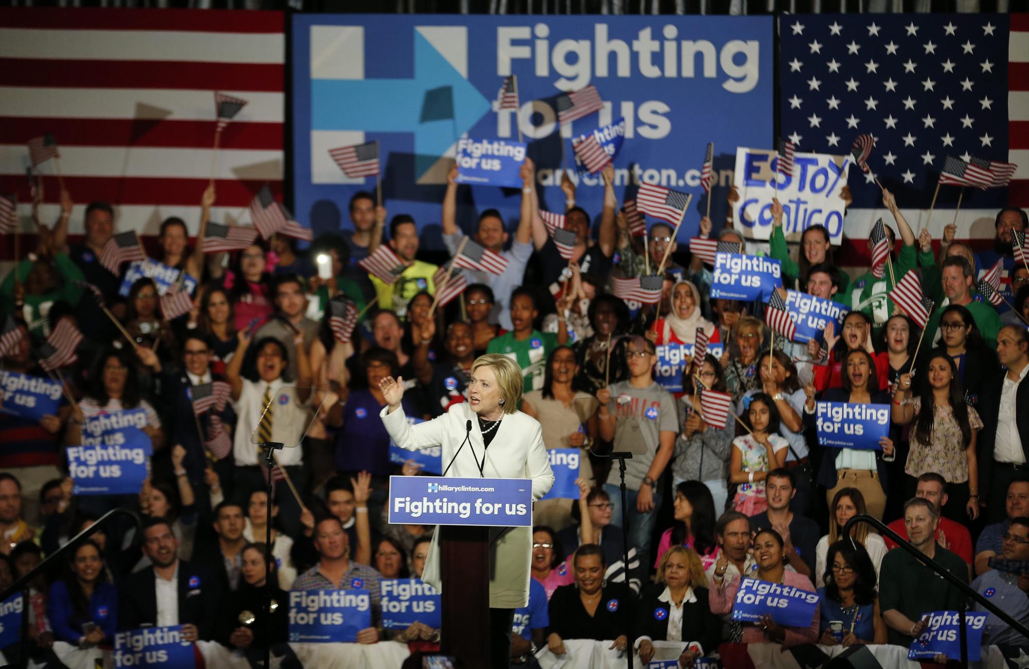 La precandidata demócrata a la Presidencia estadounidense Hillary Clinton habla durante un evento de campaña durante el supermartes en Miami.